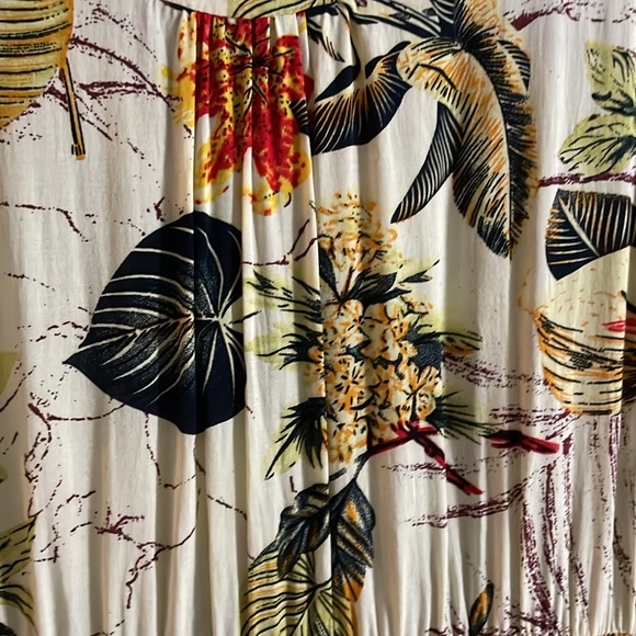 Beautiful vneck dress with adjustable buttons! Never worn. - Picture 3 of 3